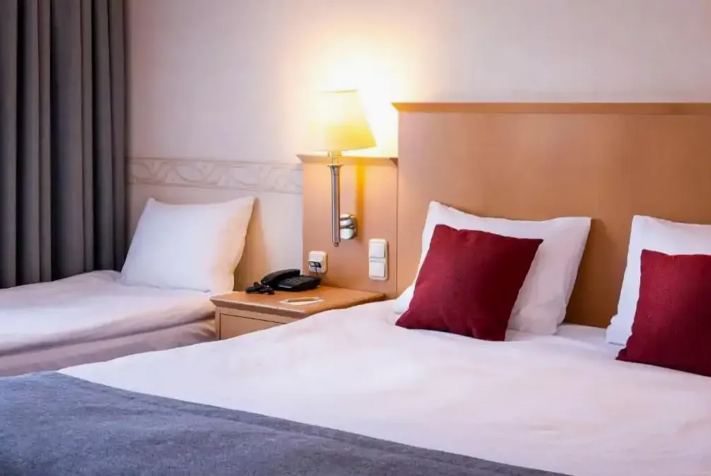 Concierge w lobby hotelu