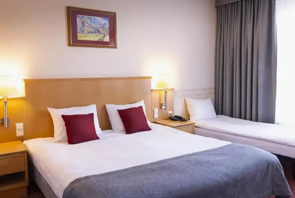 Dziedziniec hotelowy w kwiatach