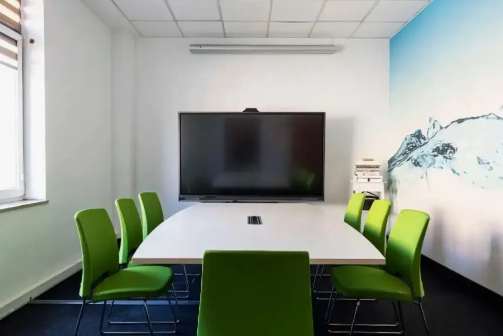 Portal Hub — fasada hotelu o zmierzchu